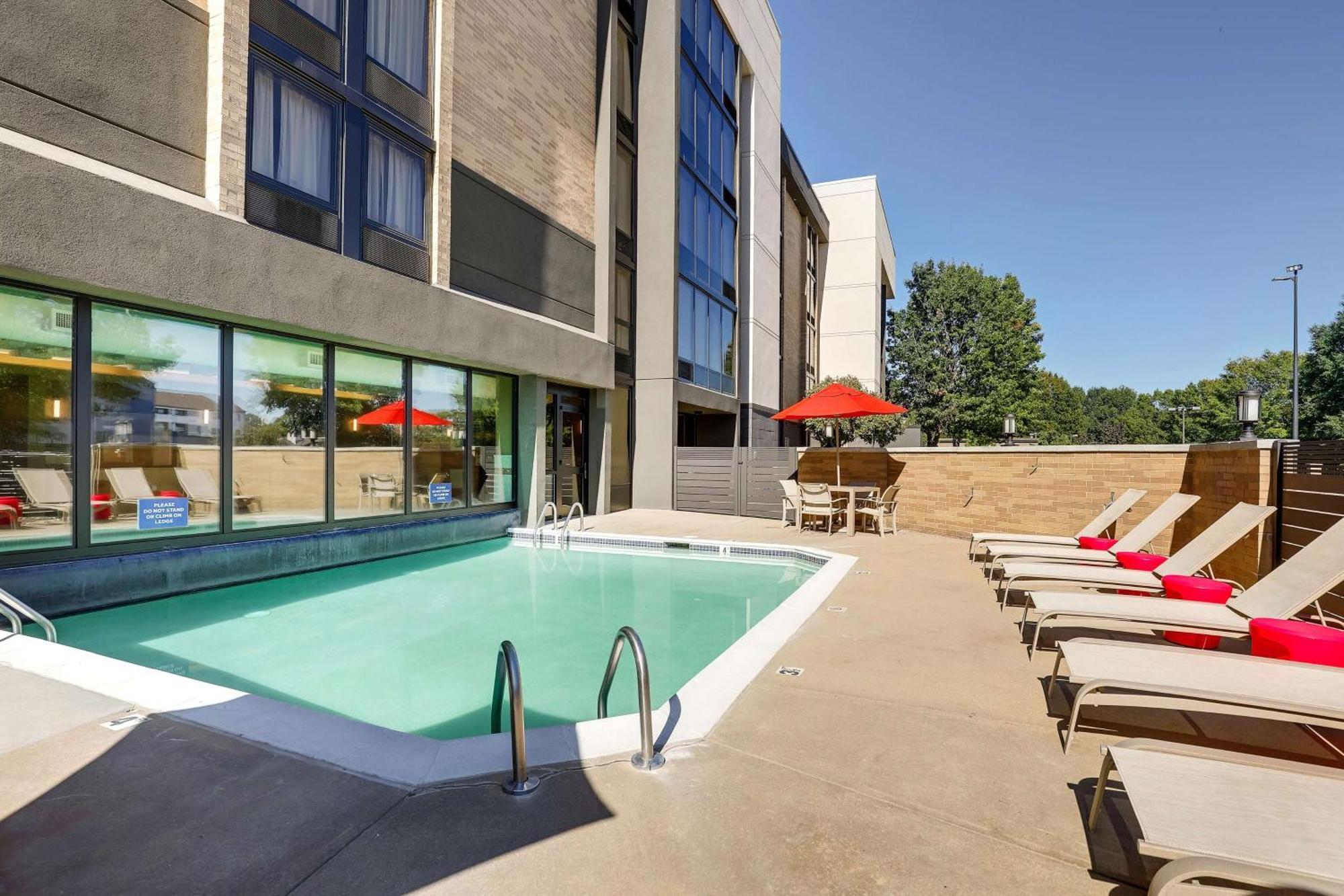 Drury Inn & Suites Charlotte University Place מראה חיצוני תמונה